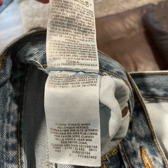 Classic Levi’s 501 jeans under $30 - Picture 4 of 5